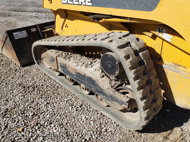 image for item EF9967 2007 John Deere 322 skid steer