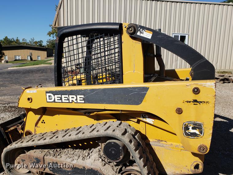 image for item EF9967 2007 John Deere 322 skid steer