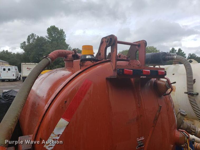 image for item EO9665 2007 Ditch Witch FX30 vacuum excavator