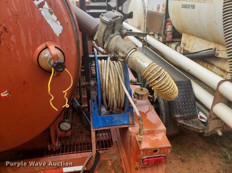 image for item EO9665 2007 Ditch Witch FX30 vacuum excavator