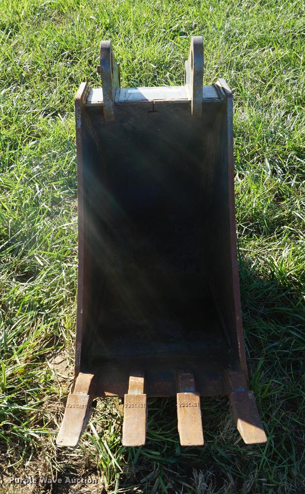 image for item EU9133 John Deere 18" backhoe bucket