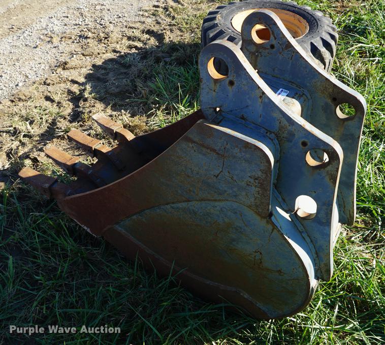 image for item EU9133 John Deere 18" backhoe bucket