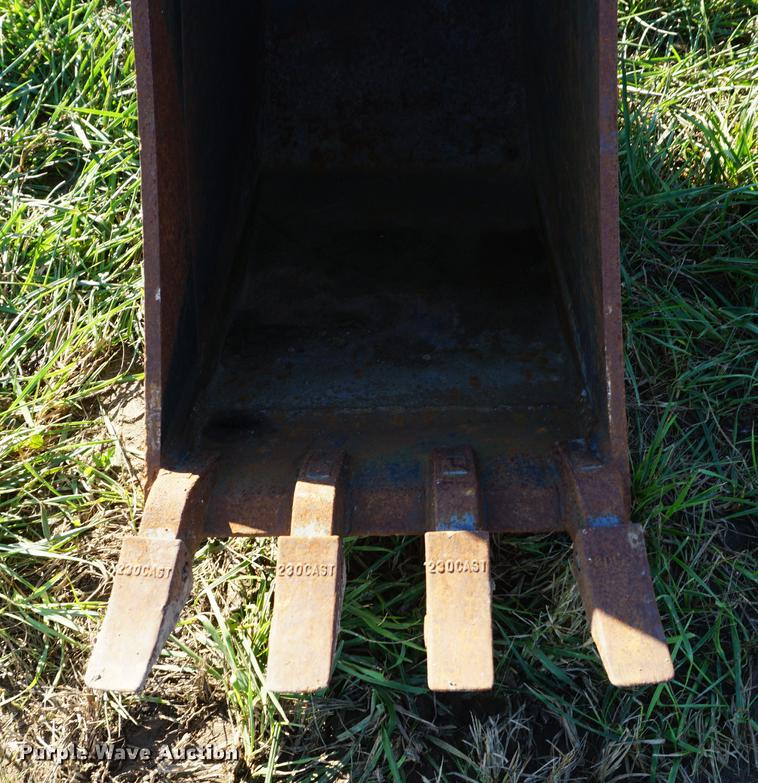 image for item EU9133 John Deere 18" backhoe bucket