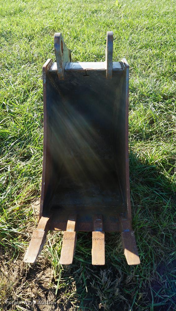 image for item EU9133 John Deere 18" backhoe bucket