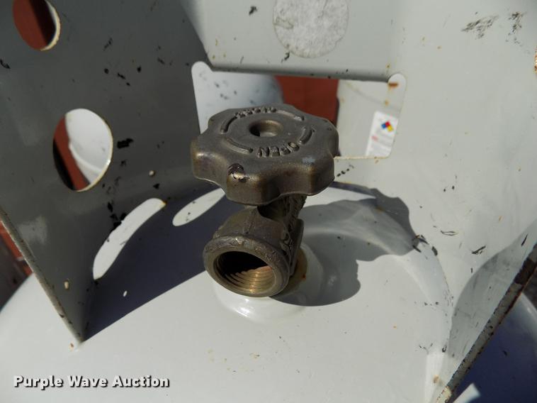 image for item FQ9036 (9) propane tanks