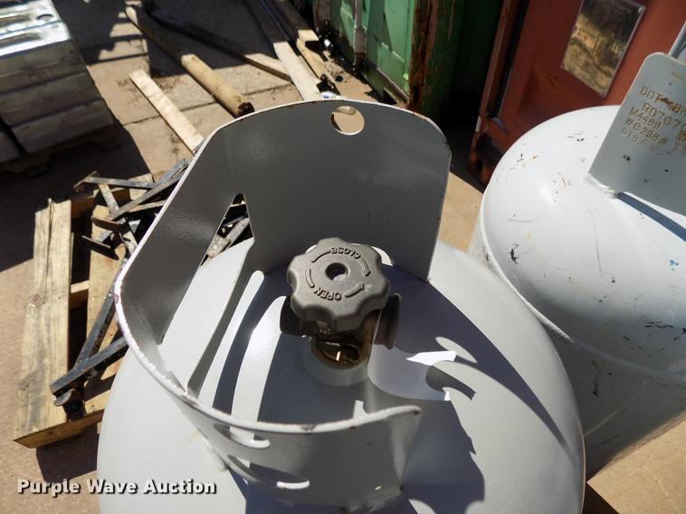 image for item FQ9036 (9) propane tanks