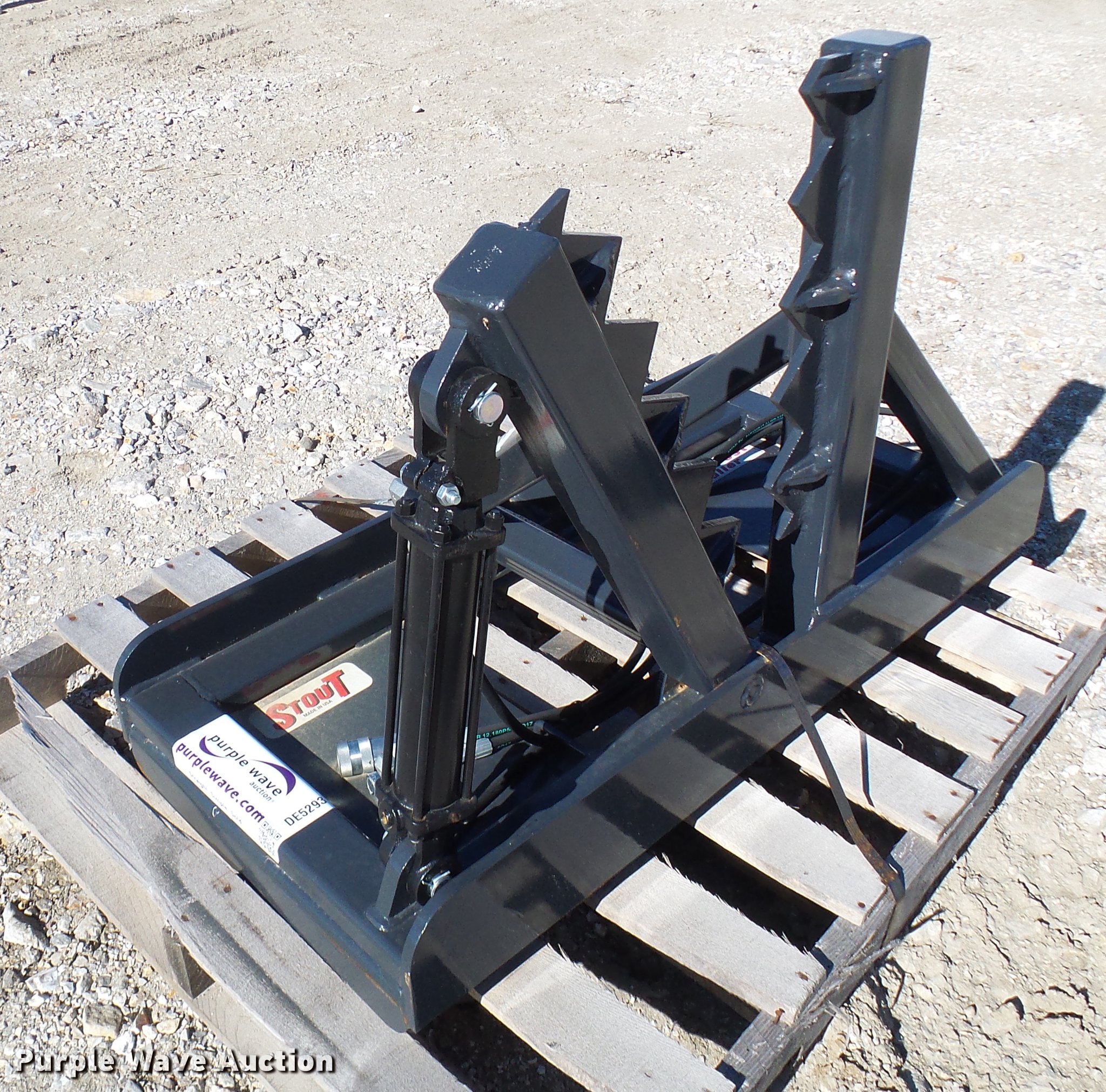 Stout skid steer tree puller in Columbia, MO Item DE5293 sold