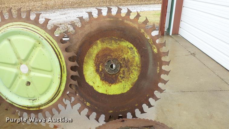 image for item AM9053 Claas RU450/RU600 gathering wheels and knives