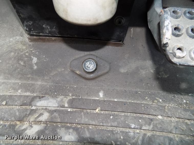 image for item DB8514 2005 John Deere 7320 MFWD tractor