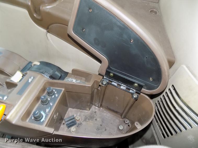 image for item DB8514 2005 John Deere 7320 MFWD tractor