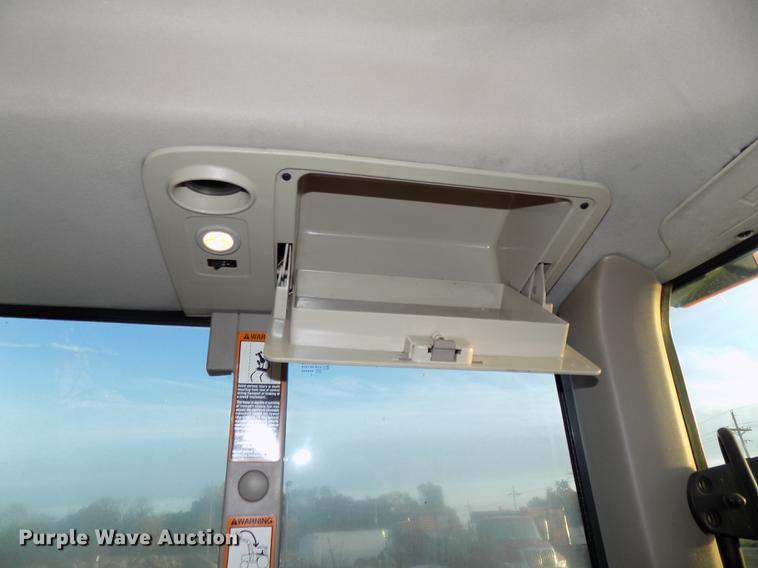 image for item DB8514 2005 John Deere 7320 MFWD tractor