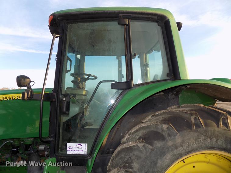 image for item DB8514 2005 John Deere 7320 MFWD tractor