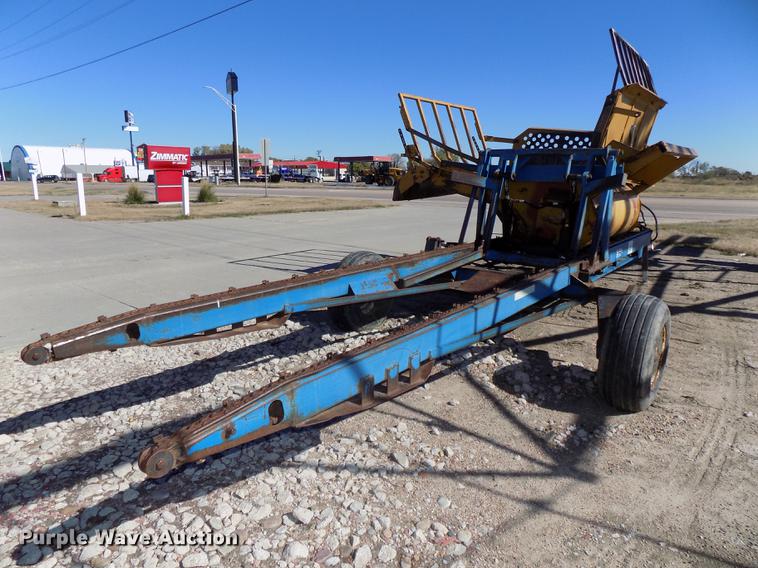 image for item DB8526 D-W hay hauler with Haybuster 256 bale processor