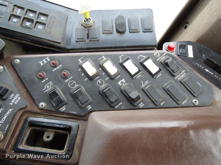 image for item DD3749 2010 Miller Atlas 3654 sprayer