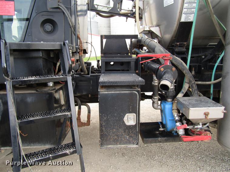image for item DD3749 2010 Miller Atlas 3654 sprayer
