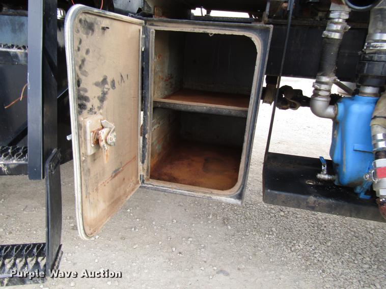 image for item DD3749 2010 Miller Atlas 3654 sprayer