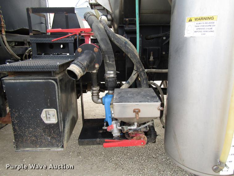 image for item DD3749 2010 Miller Atlas 3654 sprayer