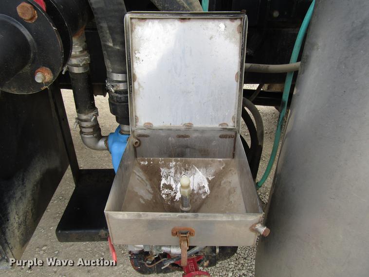 image for item DD3749 2010 Miller Atlas 3654 sprayer