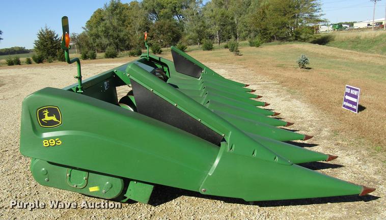 image for item DD3751 2005 John Deere 893 corn head
