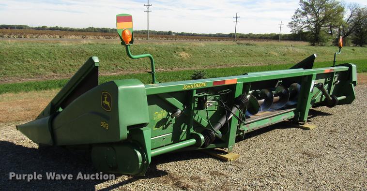 image for item DD3751 2005 John Deere 893 corn head