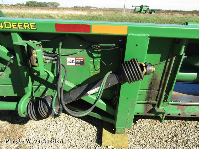 image for item DD3751 2005 John Deere 893 corn head