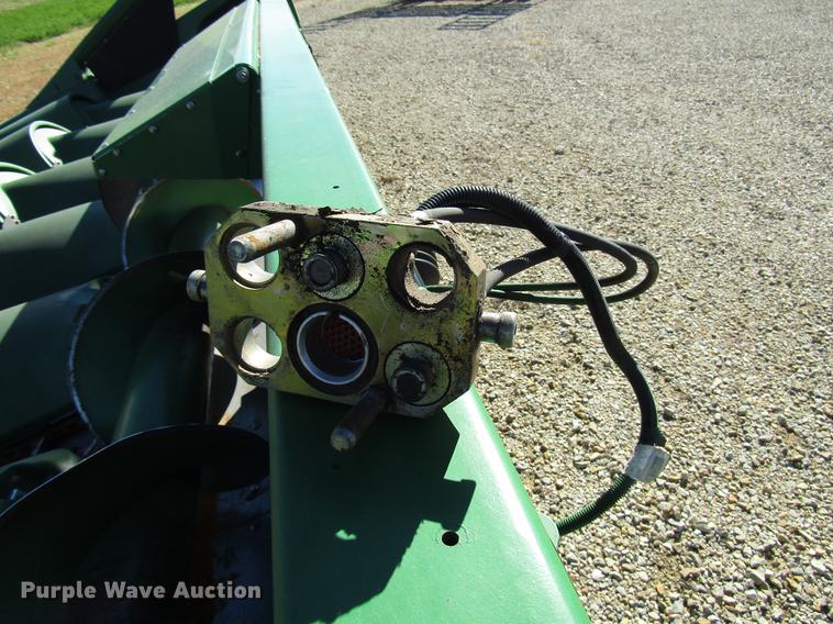 image for item DD3751 2005 John Deere 893 corn head