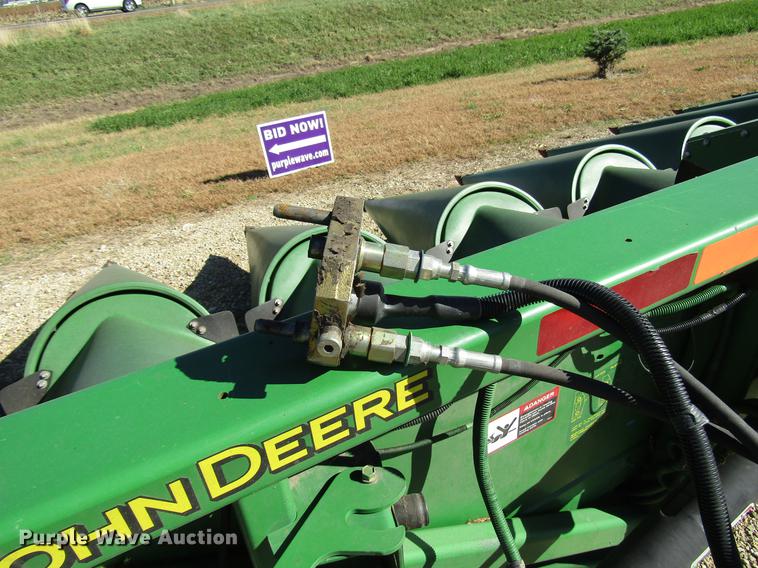 image for item DD3751 2005 John Deere 893 corn head