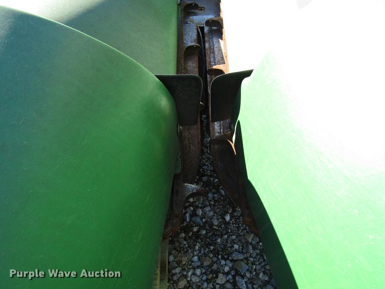 image for item DD3751 2005 John Deere 893 corn head