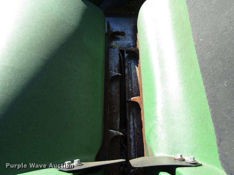 image for item DD3751 2005 John Deere 893 corn head