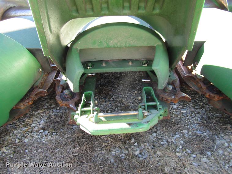 image for item DD3751 2005 John Deere 893 corn head