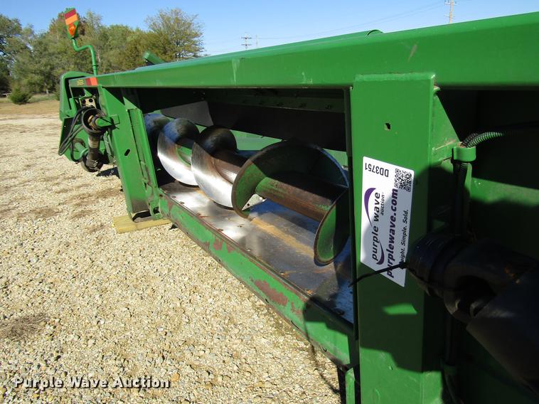 image for item DD3751 2005 John Deere 893 corn head