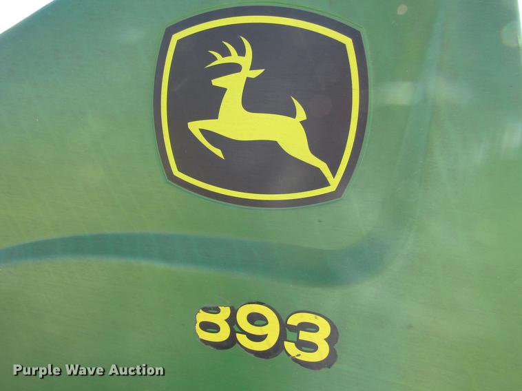 image for item DD3751 2005 John Deere 893 corn head