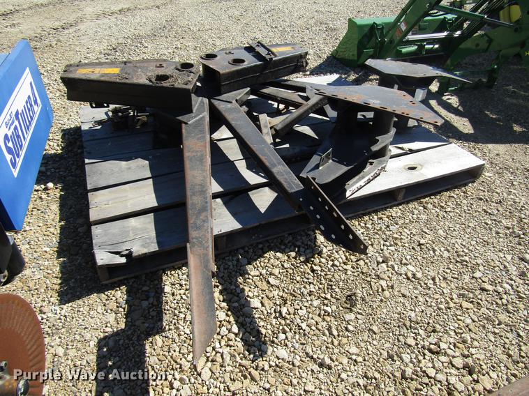 image for item DD3757 Farm Hand XL1140 loader