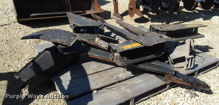 image for item DD3757 Farm Hand XL1140 loader