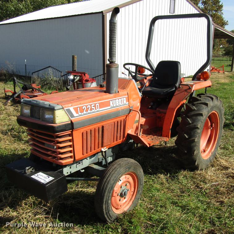 image for item DD3760 Kubota L2250 tractor