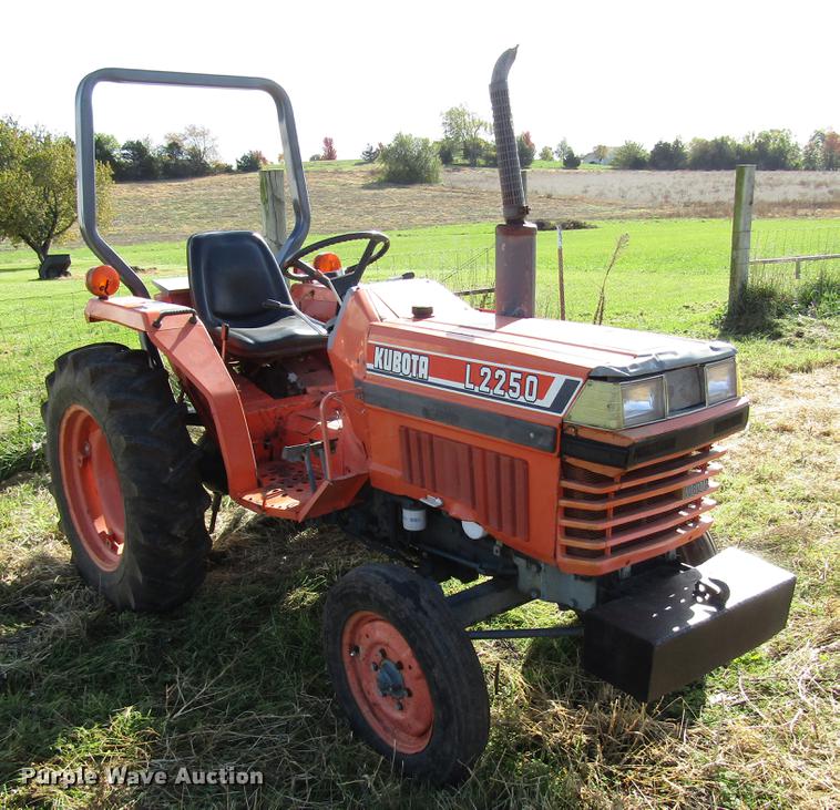 image for item DD3760 Kubota L2250 tractor