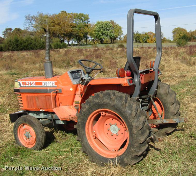 image for item DD3760 Kubota L2250 tractor