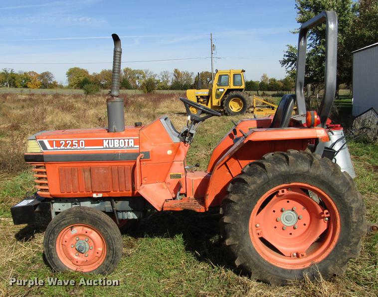image for item DD3760 Kubota L2250 tractor