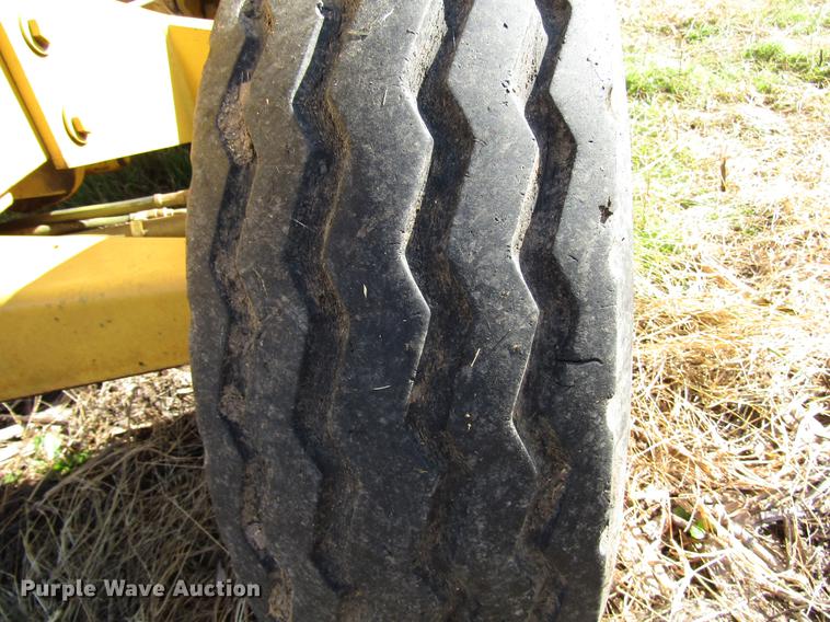 image for item DD3763 1984 Ford 545A tractor