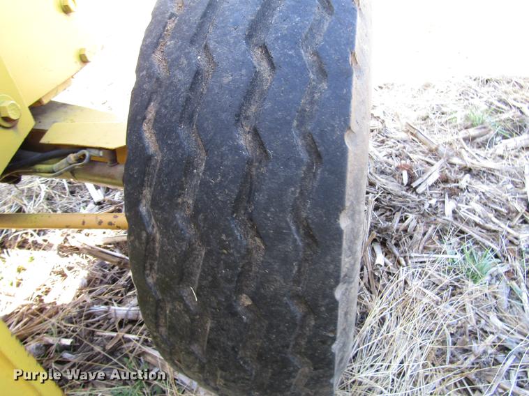 image for item DD3763 1984 Ford 545A tractor