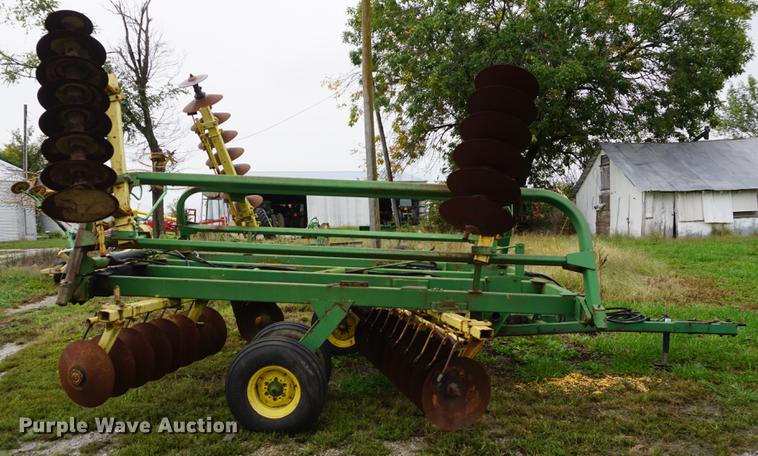 image for item DD6644 John Deere 230 tandem disk