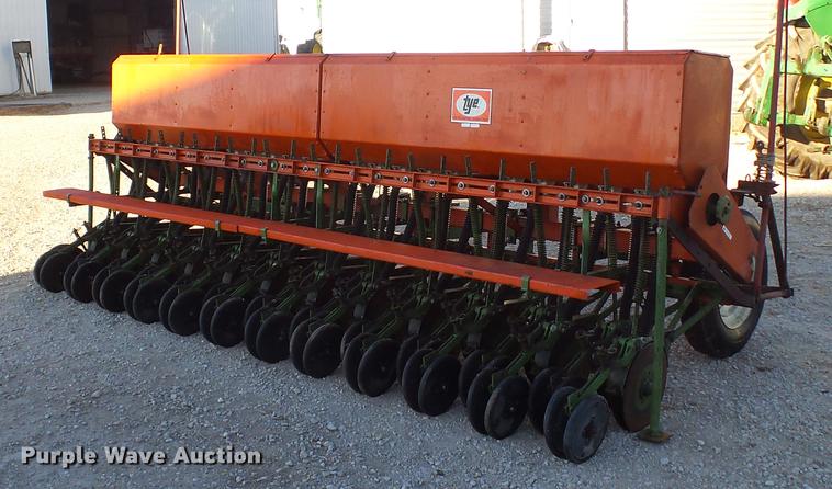 image for item DE4926 Tye grain drill