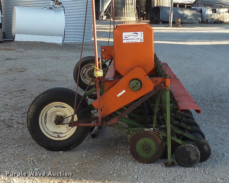 image for item DE4926 Tye grain drill