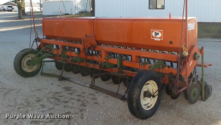 image for item DE4926 Tye grain drill
