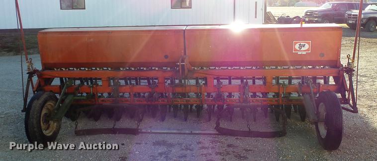 image for item DE4926 Tye grain drill