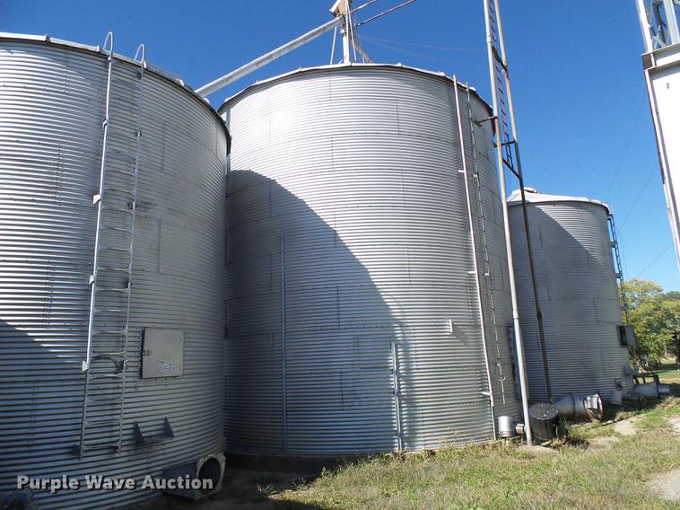 (3) Butler grain bins in Marshall, MO Item DE5315 sold Purple Wave