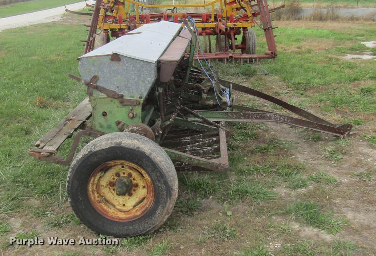 image for item DE5877 John Deere FBA grain drill