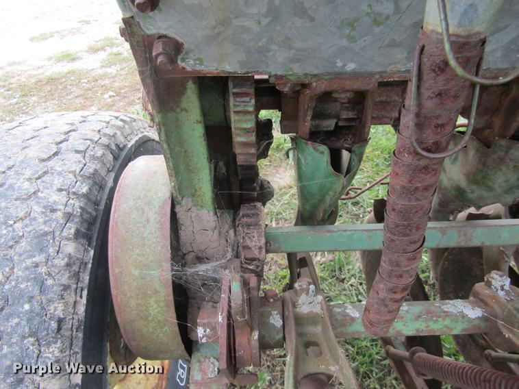 image for item DE5877 John Deere FBA grain drill