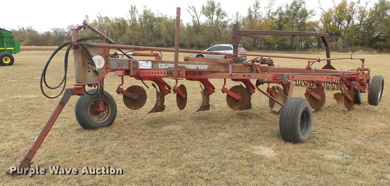 image for item DE7304 Massey-Ferguson 880 six bottom plow