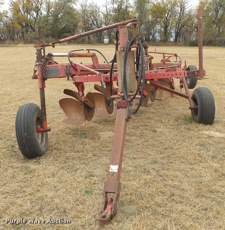 image for item DE7304 Massey-Ferguson 880 six bottom plow